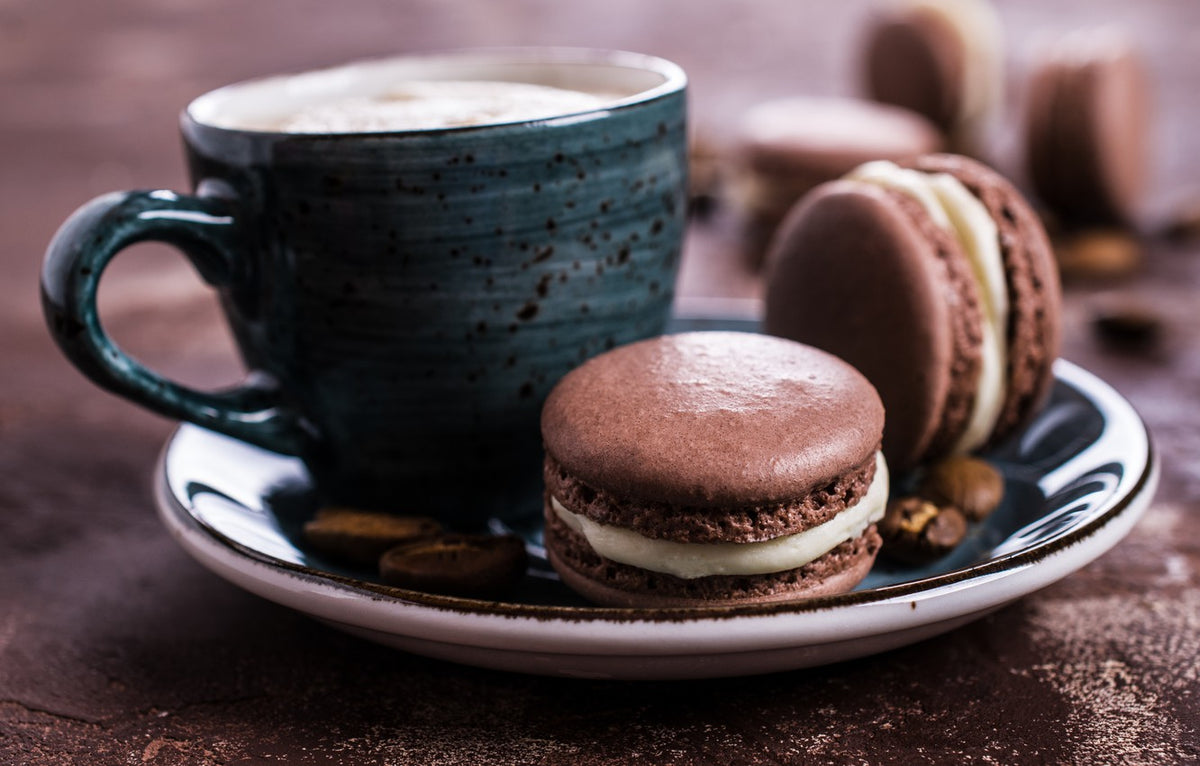 Шоколадное печенье смайлы на столе с чашкой кофе Обои для рабочего стола 600x102